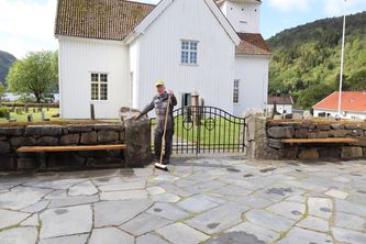 Bjørn Frestad viser fram de nye benkene montert i mai 2019.